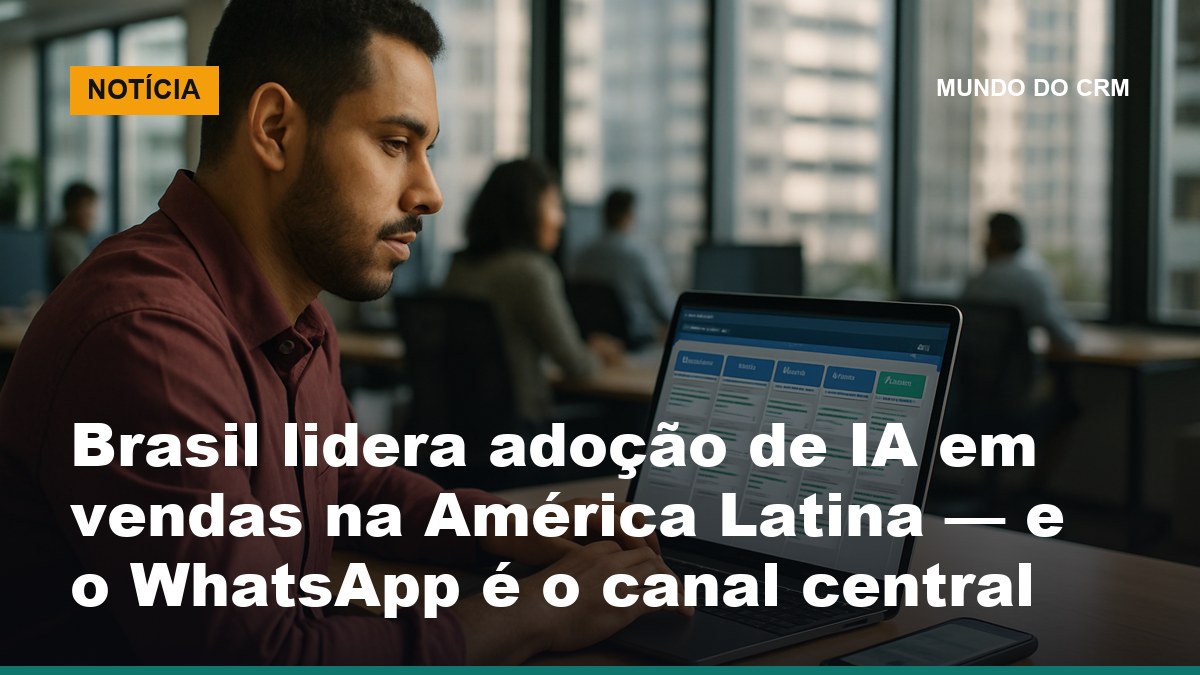 Vendedor brasileiro em escritório analisa pipeline de vendas no CRM enquanto agente de IA responde clientes no WhatsApp
