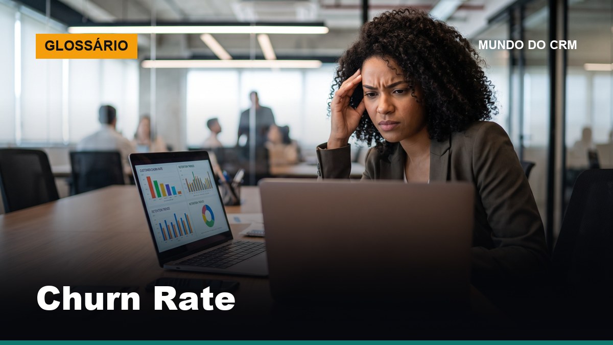 Gestora de customer success analisando métricas de churn rate em dashboard no laptop em escritório moderno