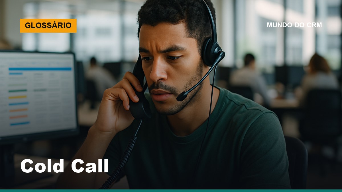 SDR brasileiro realiza cold call usando headset em escritório comercial moderno com tela de CRM ao fundo