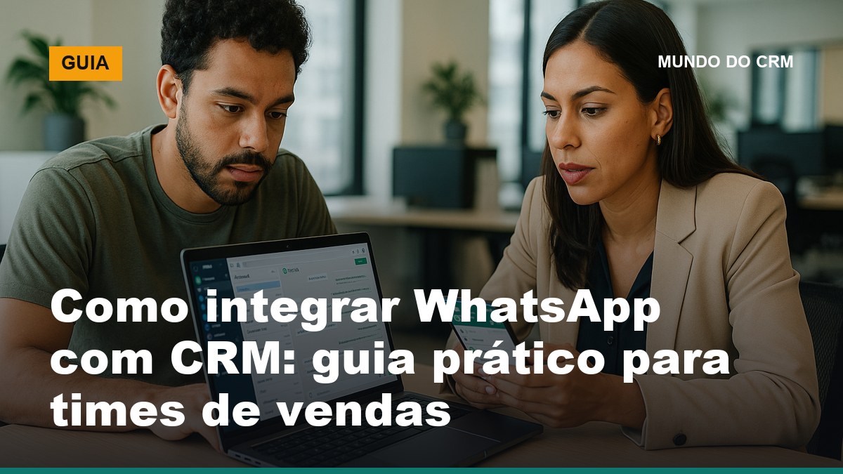 Profissional de TI e gerente de vendas brasileiros integrando WhatsApp ao CRM com laptop e celular lado a lado em escritório moderno