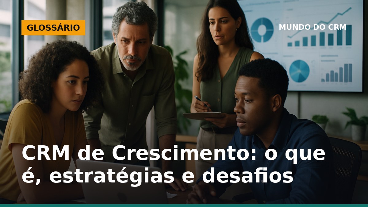 Equipe comercial e de marketing brasileira analisando estratégias de crescimento em dashboards de CRM