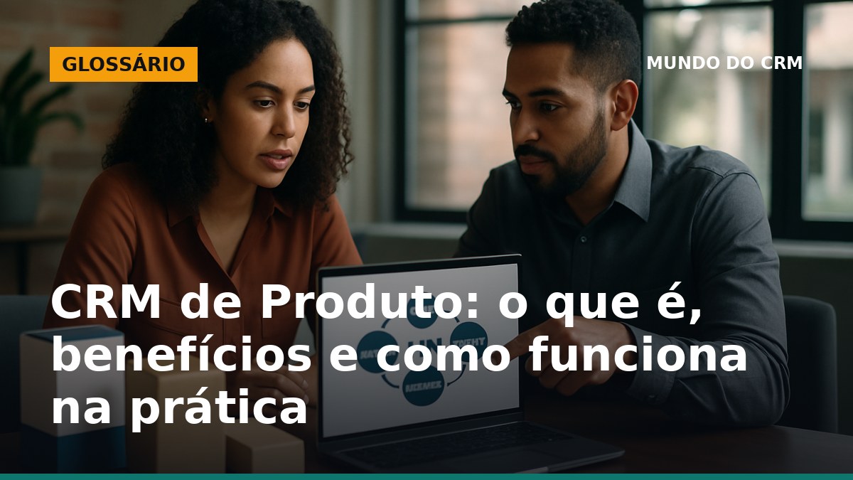 Profissionais brasileiros analisando CRM de Produto em laptop com caixas de produto na mesa