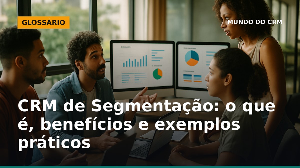 Equipe de marketing analisando dados de clientes para segmentação em CRM no Brasil.