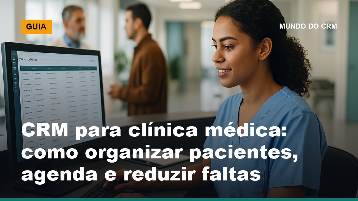 Recepcionista de clínica médica brasileira confirmando agendamentos de pacientes em CRM na recepção, com médico ao fundo