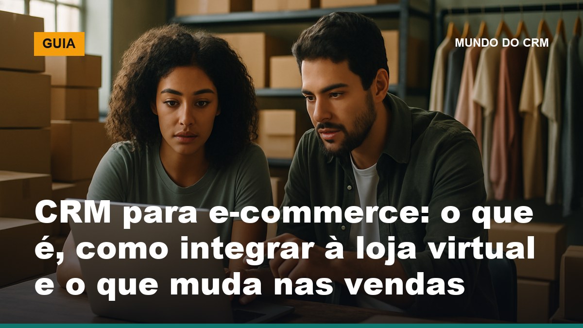 Equipe de e-commerce usando CRM para e-commerce em notebook em depósito de loja virtual com caixas de pedidos