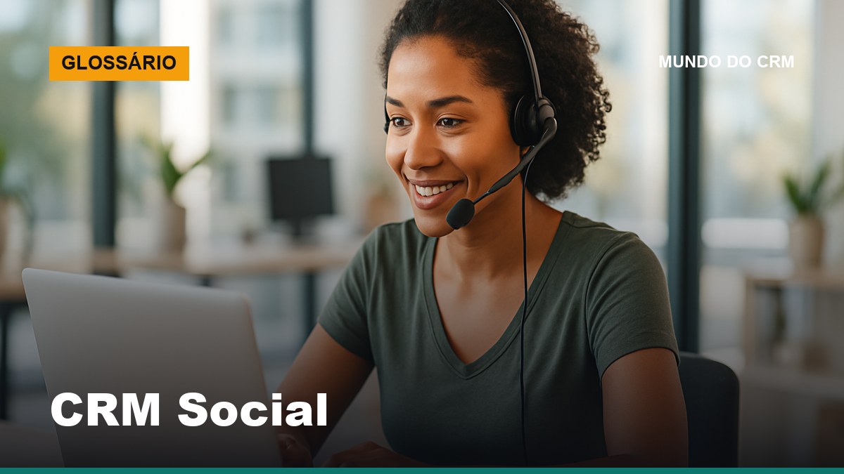 Profissional monitora interações de clientes nas redes sociais em CRM social em escritório moderno