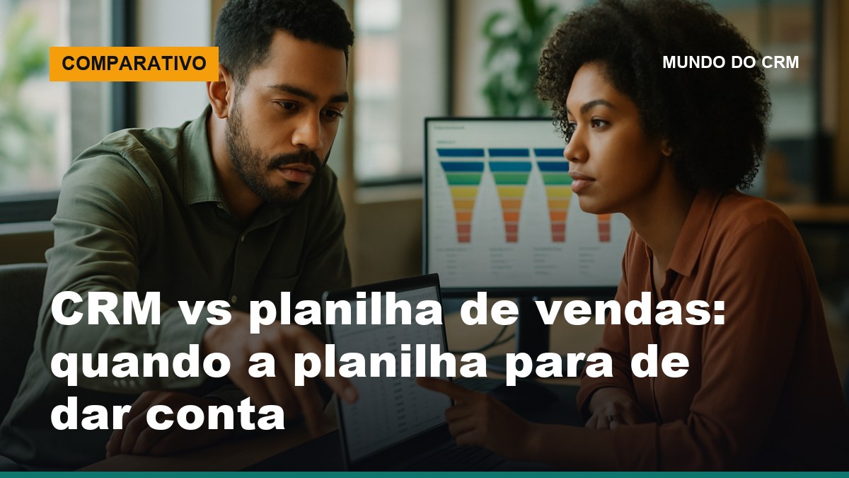 Equipe de vendas comparando controle em planilha e CRM no computador do escritório