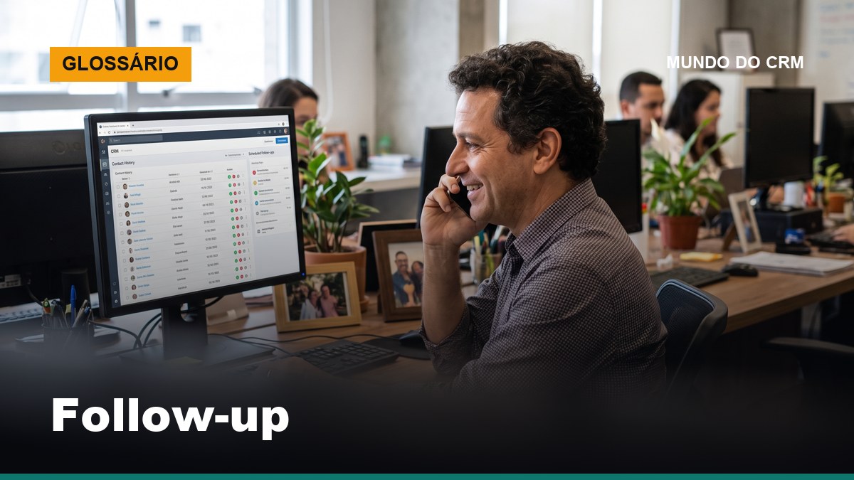 Vendedor brasileiro realizando follow-up em vendas por telefone com CRM aberto mostrando histórico de contatos na tela
