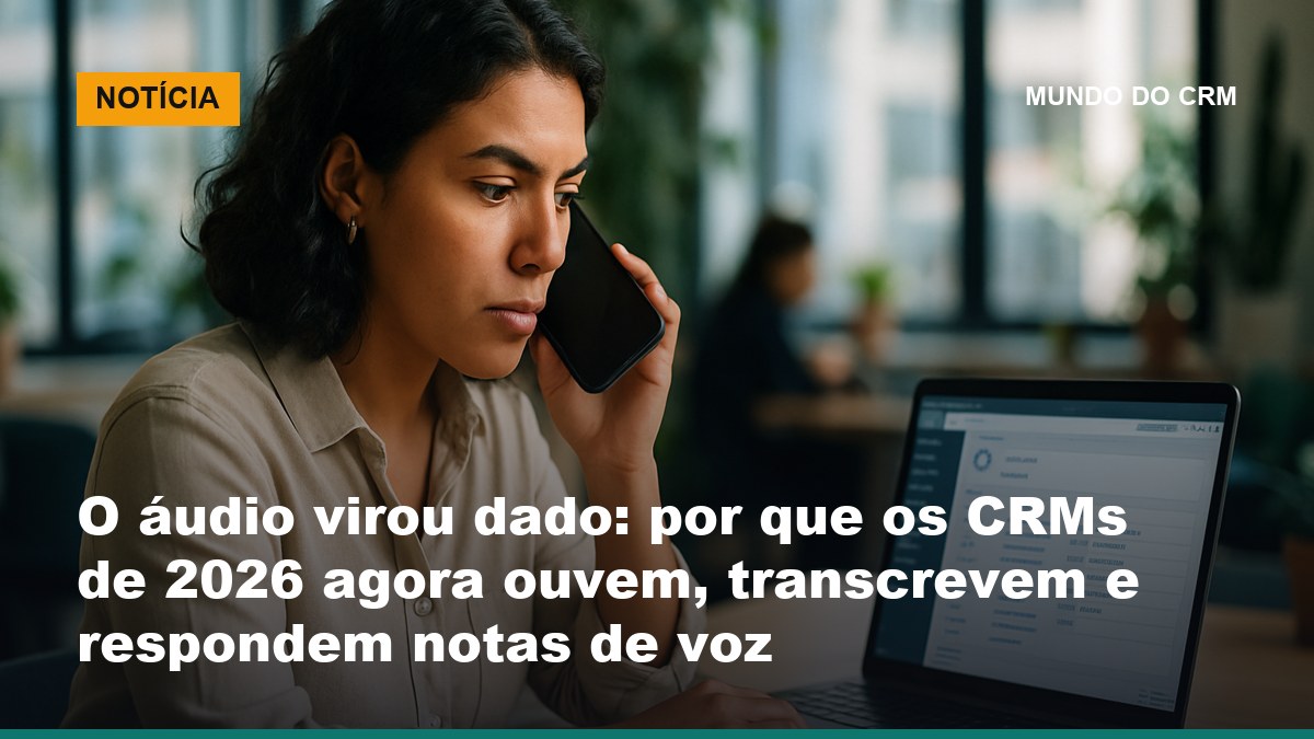 Vendedora brasileira ouve nota de voz de cliente no celular enquanto o CRM transcreve o áudio na tela do notebook