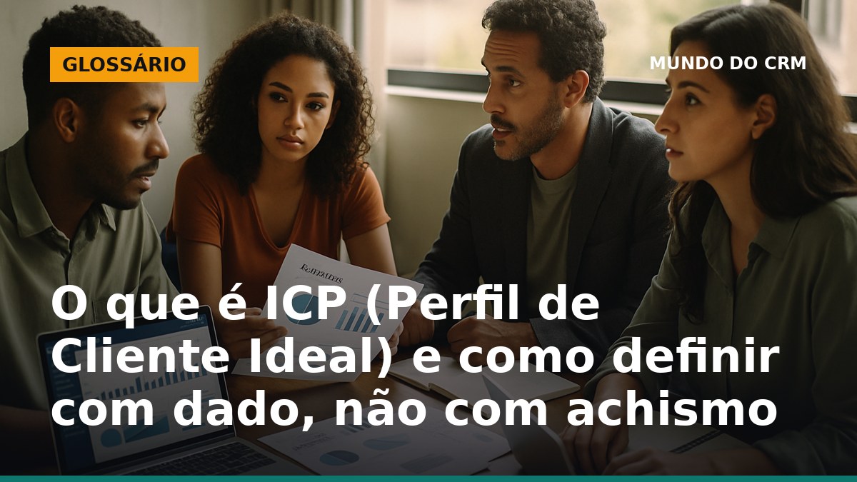 Equipe analisando dados de CRM para definir ICP (Perfil de Cliente Ideal) em reunião no Brasil
