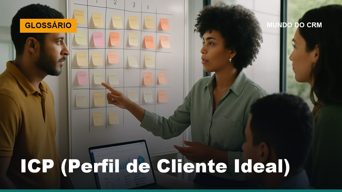 Equipe de vendas define o ICP, perfil de cliente ideal, em reunião com dados no quadro