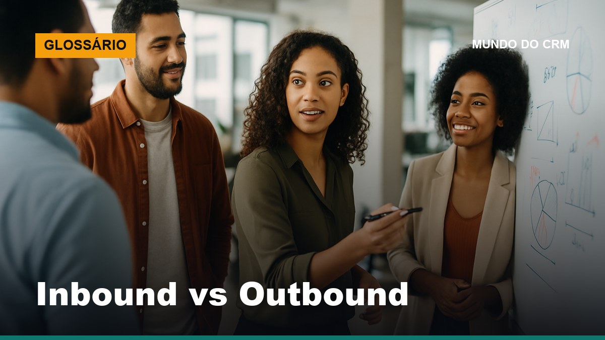 Time de marketing e vendas brasileiro discute estratégia inbound e outbound em quadro branco no escritório
