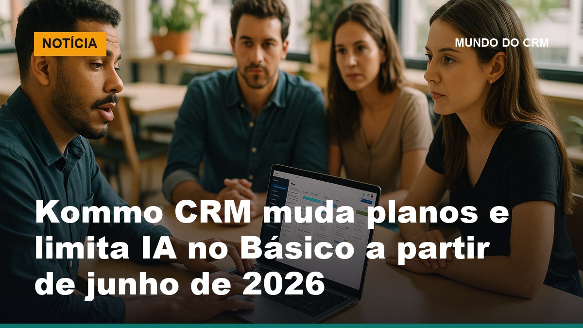 Consultor brasileiro apresentando novidades do Kommo CRM em 2026 para equipe em espaço de coworking durante sessão de atualização