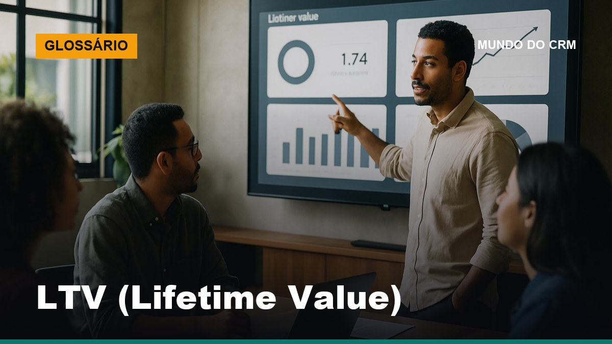 Analista brasileira apresenta gráfico de LTV e lifetime value para equipe em sala de reunião corporativa