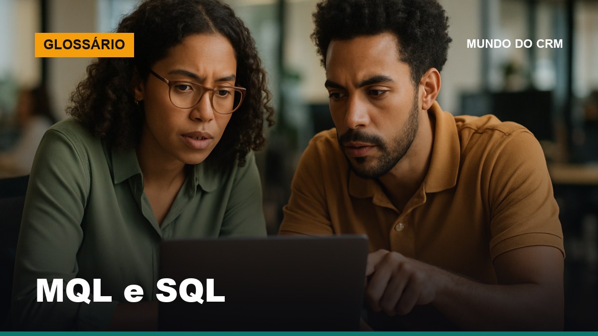 Profissionais de marketing e vendas no Brasil revisam critérios de qualificação MQL e SQL em laptop