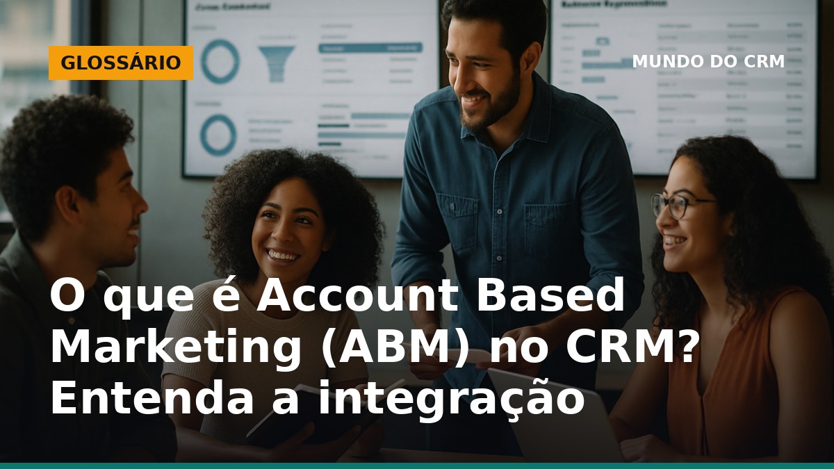Equipe de marketing B2B no Brasil analisa contas estratégicas com dashboards de CRM, focando em ABM.
