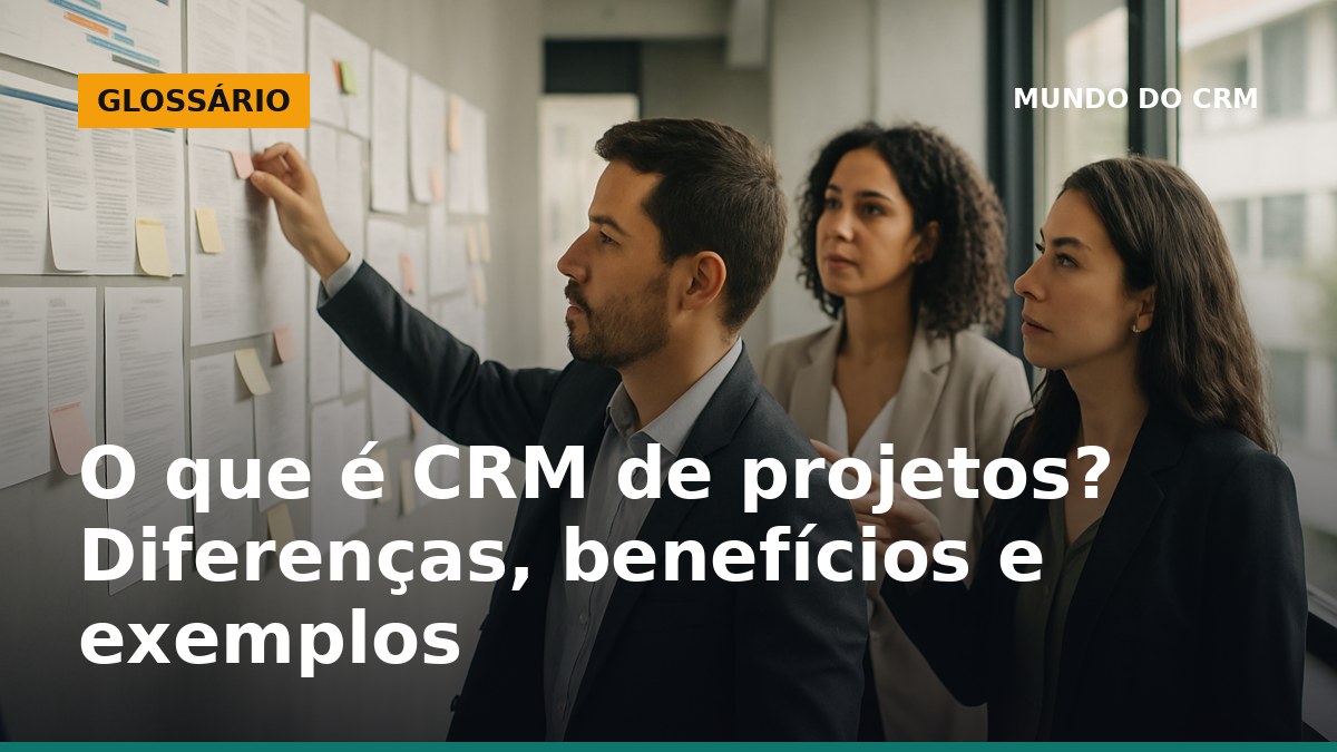 Equipe de gestão revisando etapas de projetos em CRM, com documentos e cronogramas em destaque