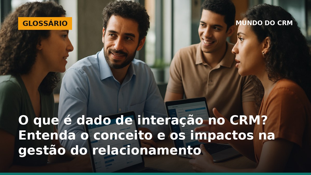 Equipe de vendas brasileira analisando dados de interação no CRM em ambiente corporativo.