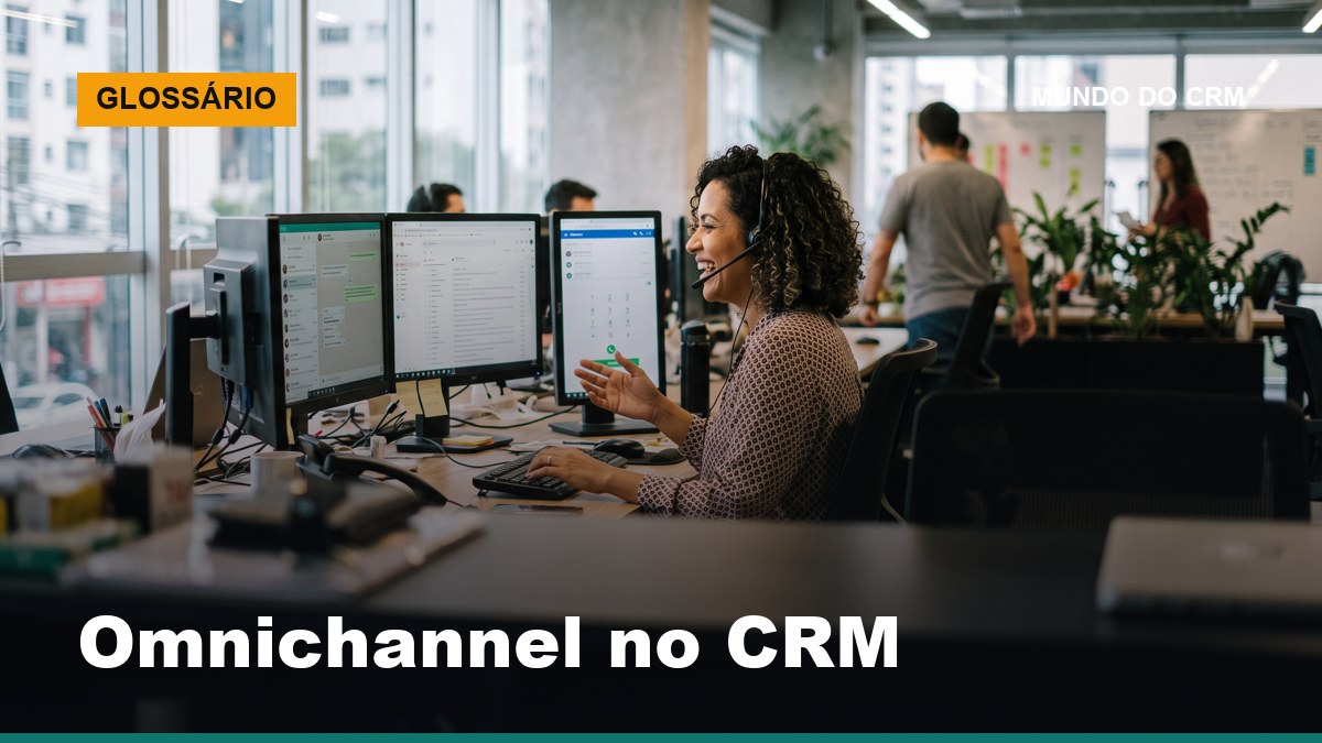 Representante comercial brasileiro gerenciando atendimento omnichannel no CRM com WhatsApp, e-mail e telefone em múltiplas telas