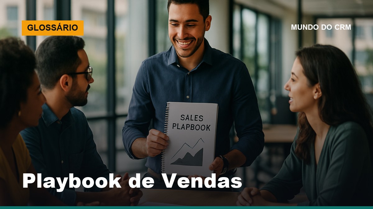 Gestora comercial apresenta playbook de vendas para equipe em mesa de conferência em escritório brasileiro moderno