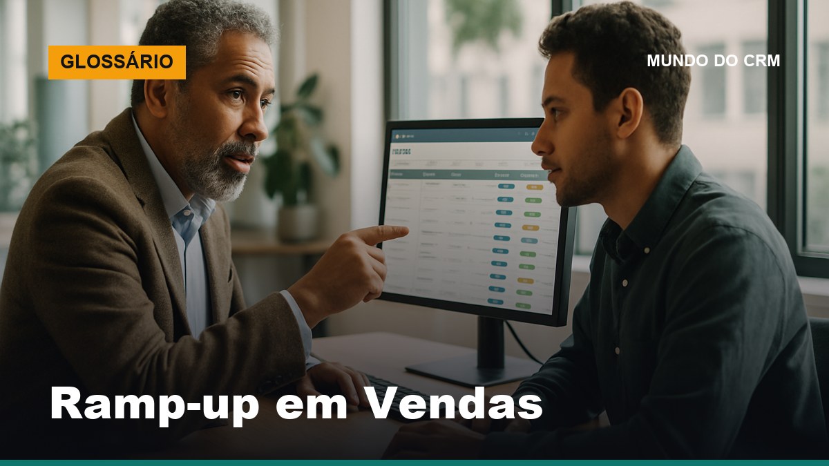 Gestor comercial brasileiro faz mentoria de ramp-up com novo vendedor analisando dados no CRM em escritório moderno