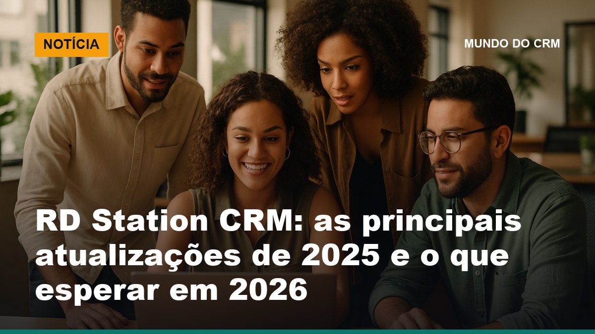 Profissionais brasileiros de marketing e vendas reunidos em torno de laptop analisando novidades de atualização do CRM em escritório moderno