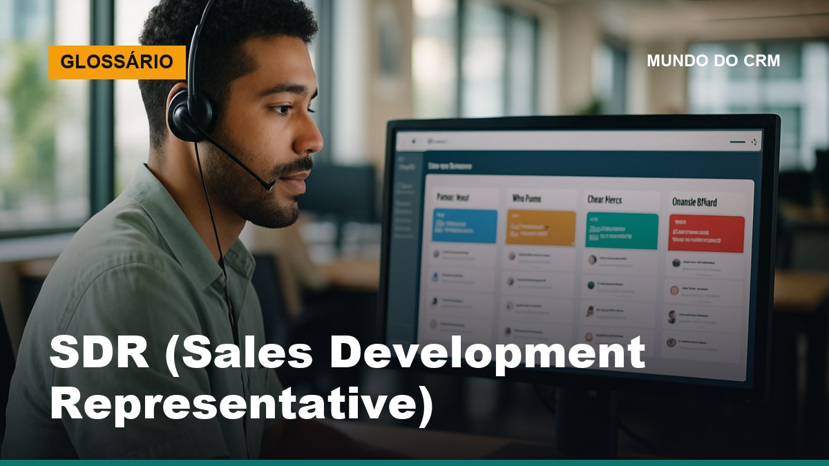 Profissional de pré-vendas brasileiro usando headset e consultando tela de CRM com leads de qualificação em escritório moderno