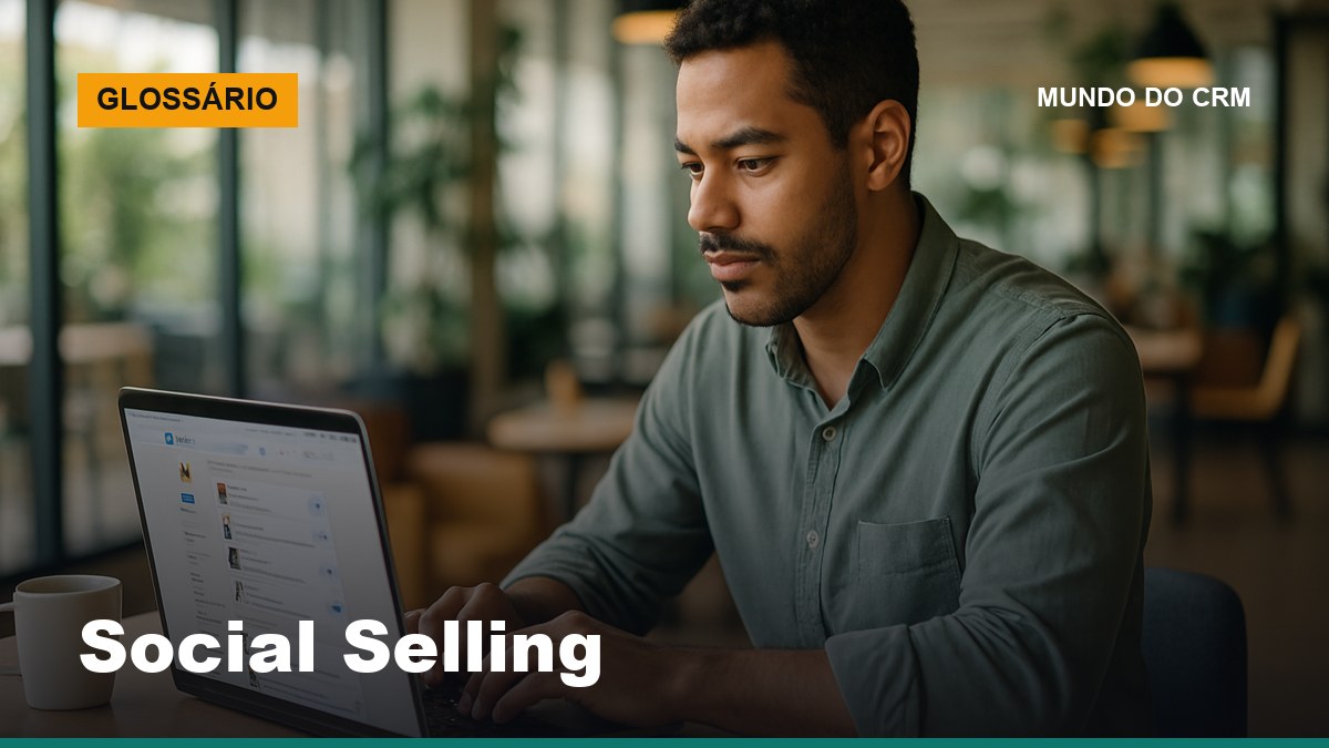 Profissional de vendas brasileiro pratica social selling no LinkedIn em espaço de coworking moderno