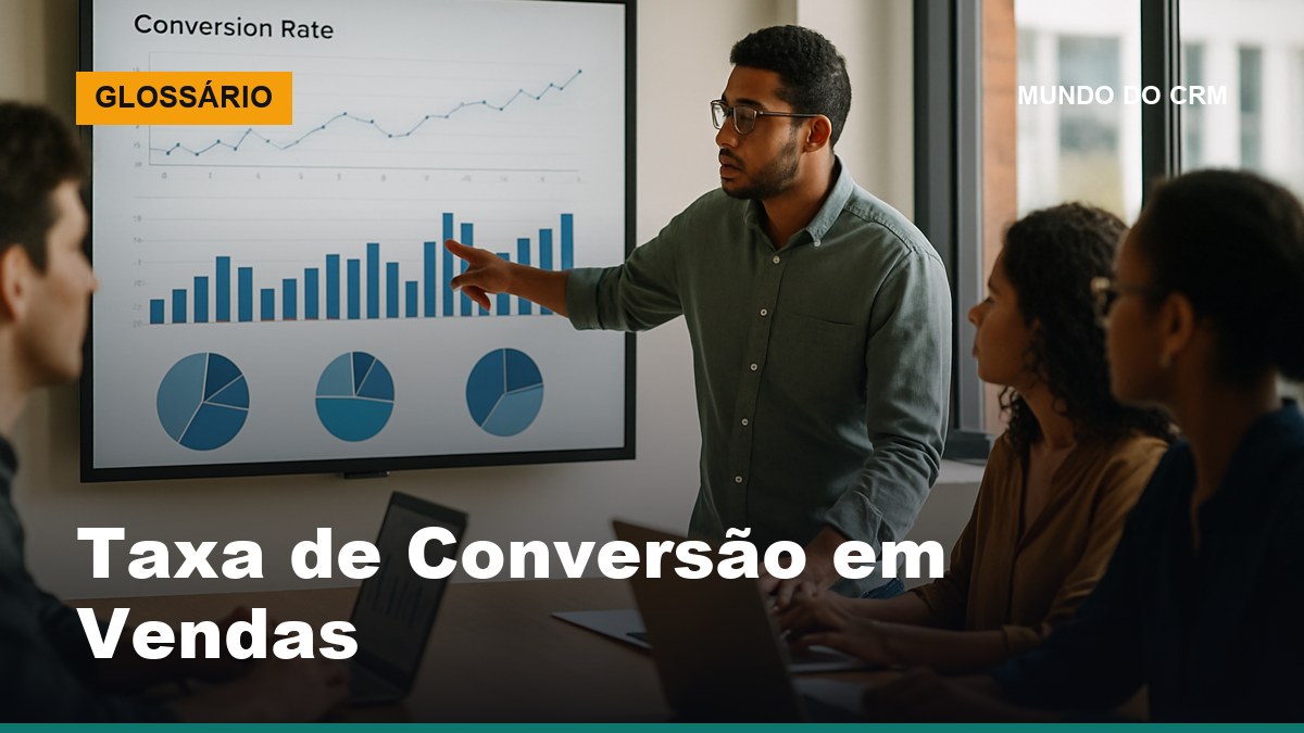 Gerente de vendas brasileiro apontando para gráficos de taxa de conversão do funil em monitor grande em sala de reunião com equipe