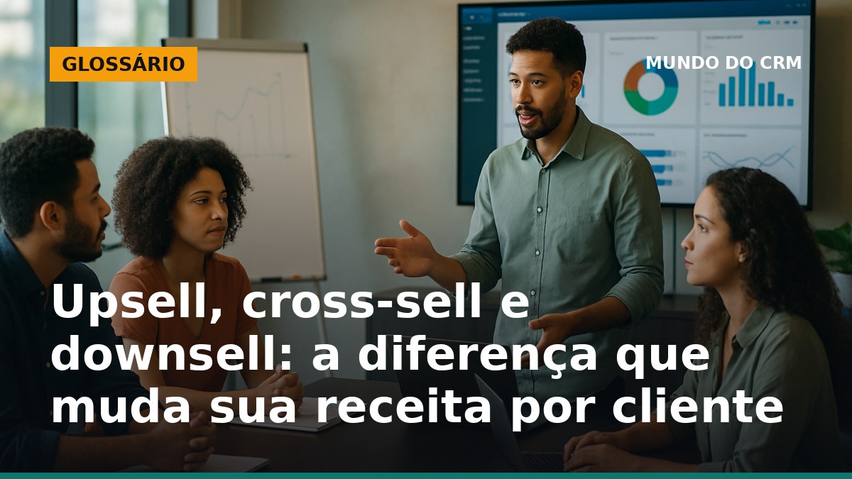 Equipe de vendas analisando estratégias de upsell, cross-sell e downsell no CRM com gráficos em ambiente corporativo brasileiro