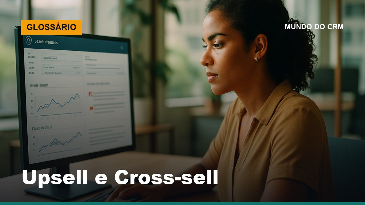 Profissional brasileira de customer success revisando conta de cliente em CRM com gráficos de uso e oportunidades de expansão na tela