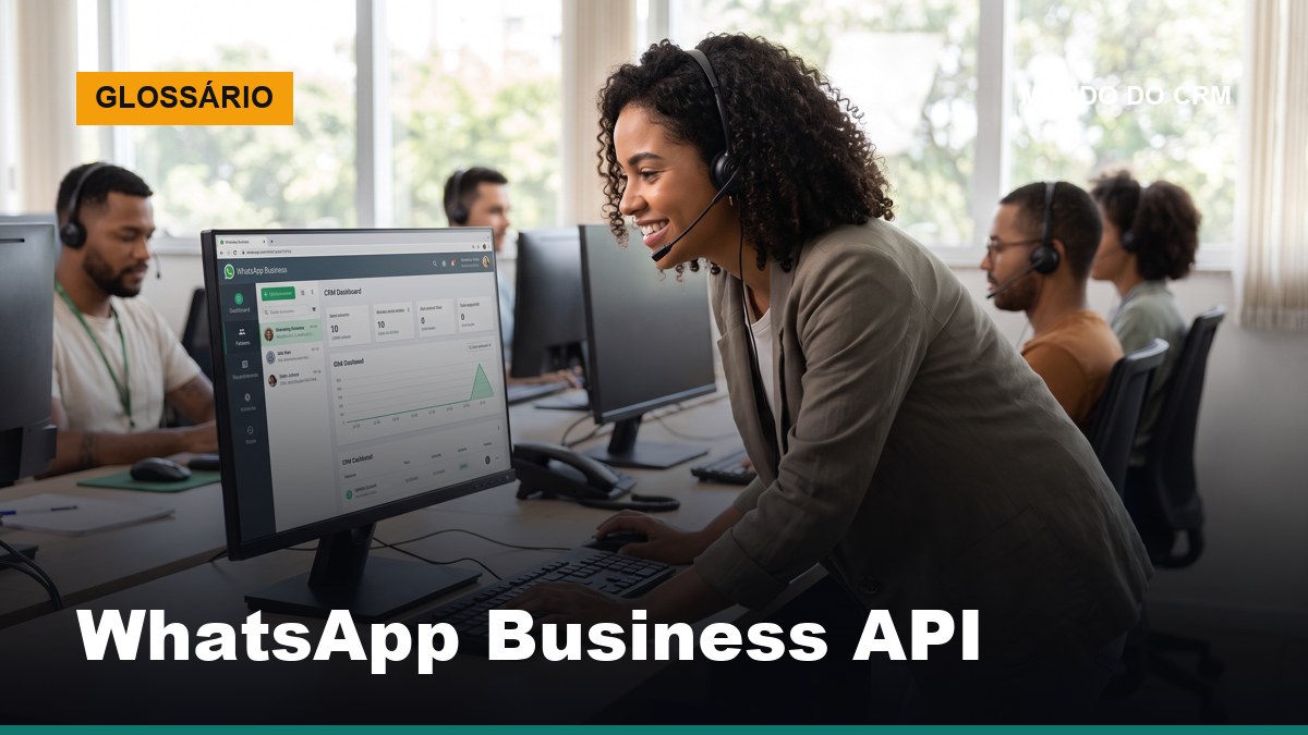 Atendente brasileira respondendo clientes via WhatsApp Business API integrado ao CRM no computador em ambiente de atendimento profissional