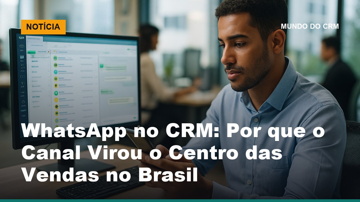 Vendedor brasileiro atende clientes pelo WhatsApp integrado ao CRM em escritório de PME com luz natural